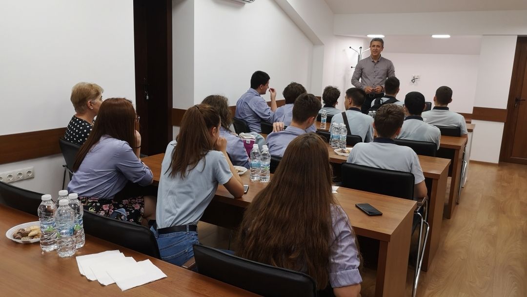 Прокурори се срещнаха с ученици от МГ „Баба Тонка“
