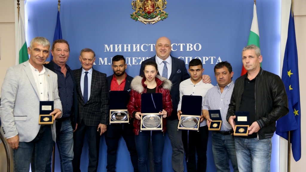 Плакет от министър Кралев за европейския вицешампион Ангел Русев 