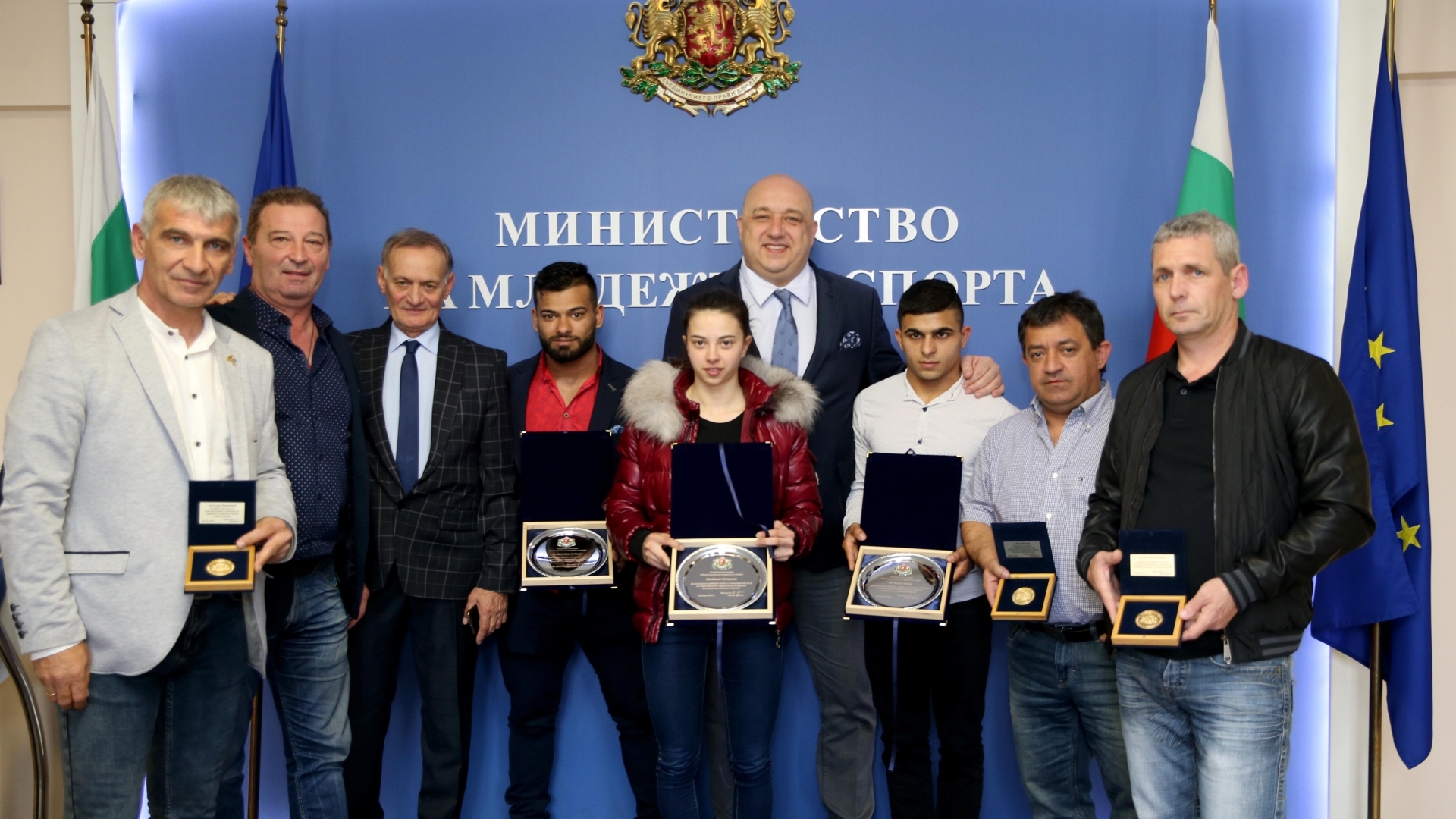 Плакет от министър Кралев за европейския вицешампион Ангел Русев 
