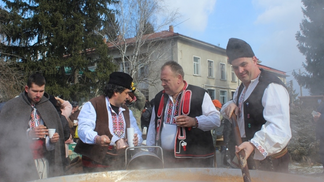 Празник на ракията и зелевата чорба събра десетки в Бабово