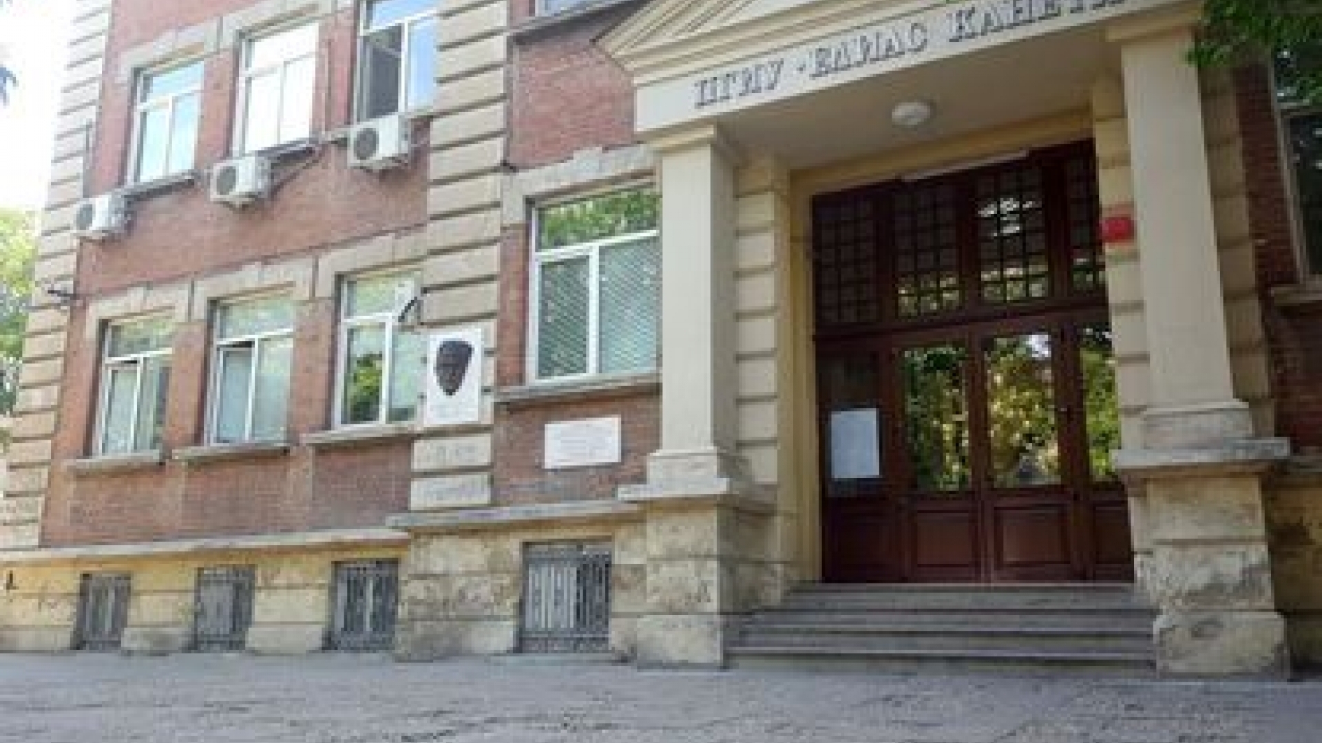 Местят учениците от гимназията по икономика заради ремонт в училището