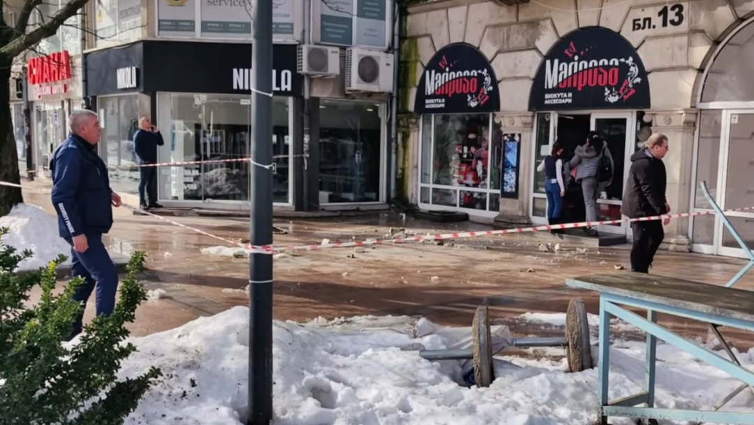 Част от балкон се срути в централната част на Русе