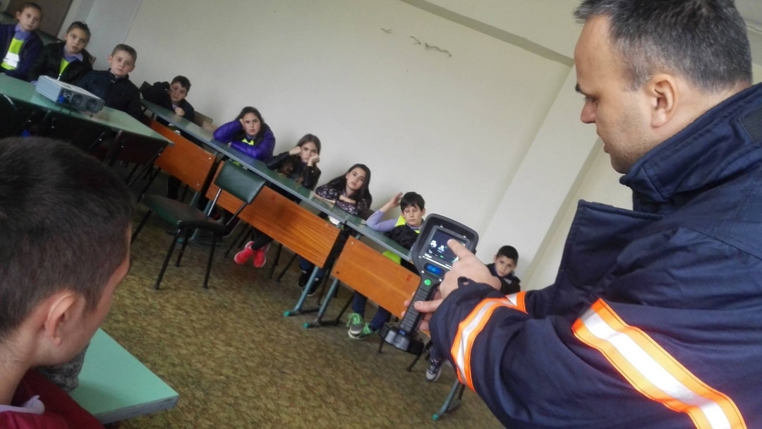 Деца научиха как пожарникарите се справят в кризисни ситуации