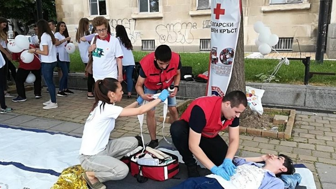 Демонстрации по първа помощ в Международния ден на Червения кръст