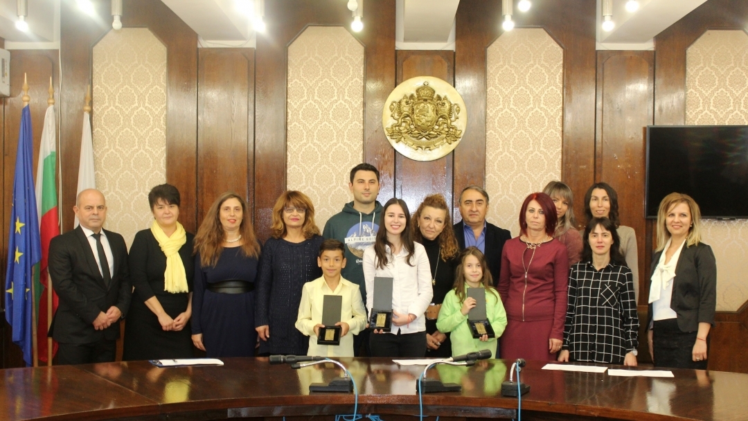 Отличиха трима ученици с награда „Русе 21 век“