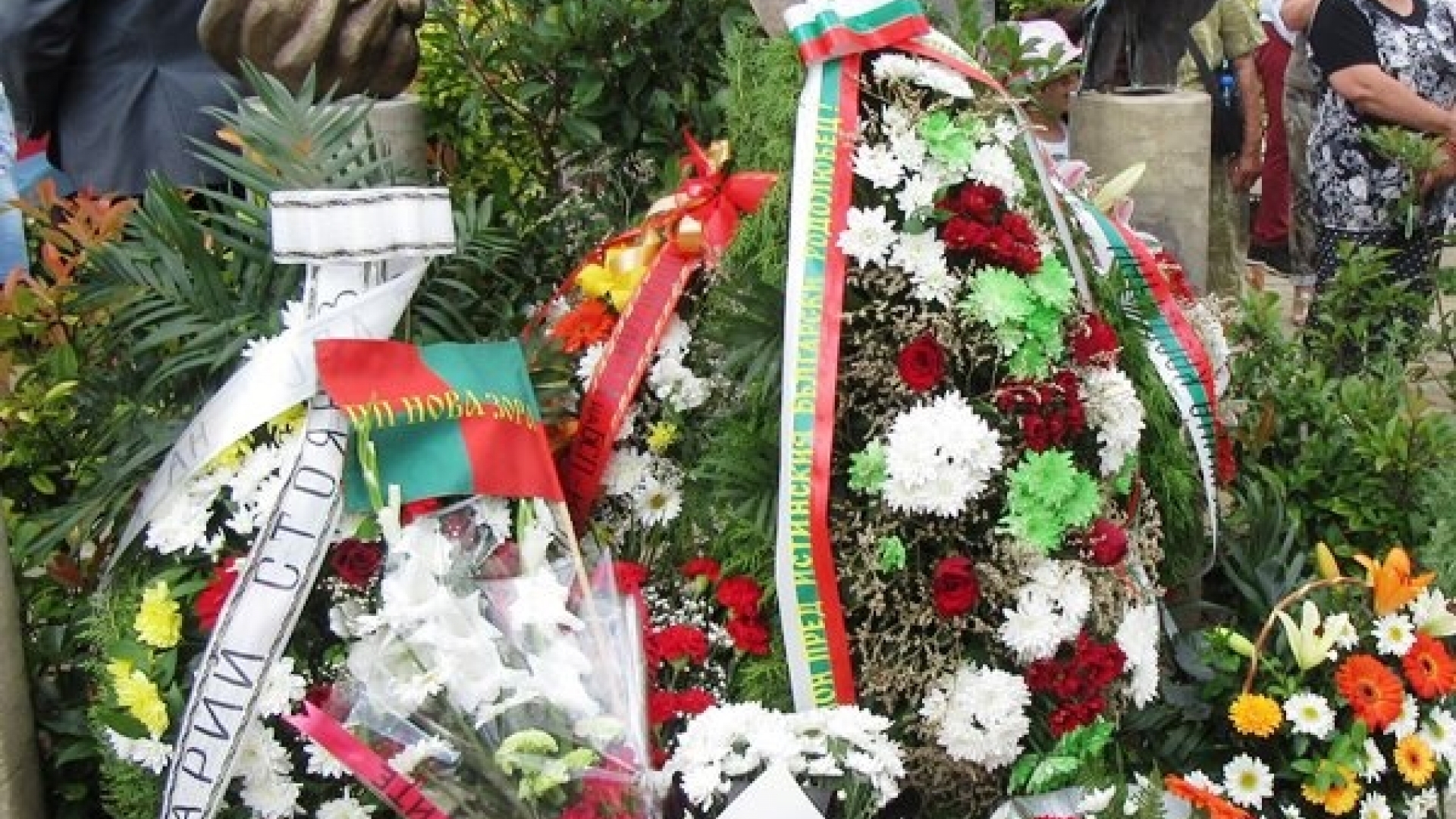 Откриха паметник на Захари Стоянов в Двора на Кирилицата