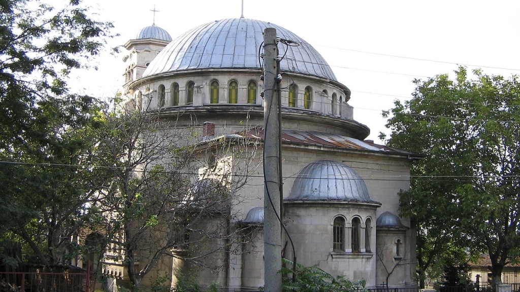 Общината с дарение за възстановяването на църквата „Света Петка“