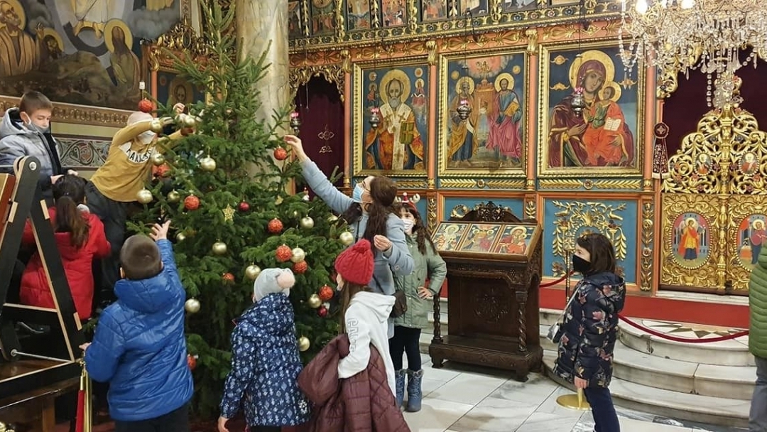 Ученици от ОУ "Иван Вазов" украсиха елхата в храм "Св.Троица"