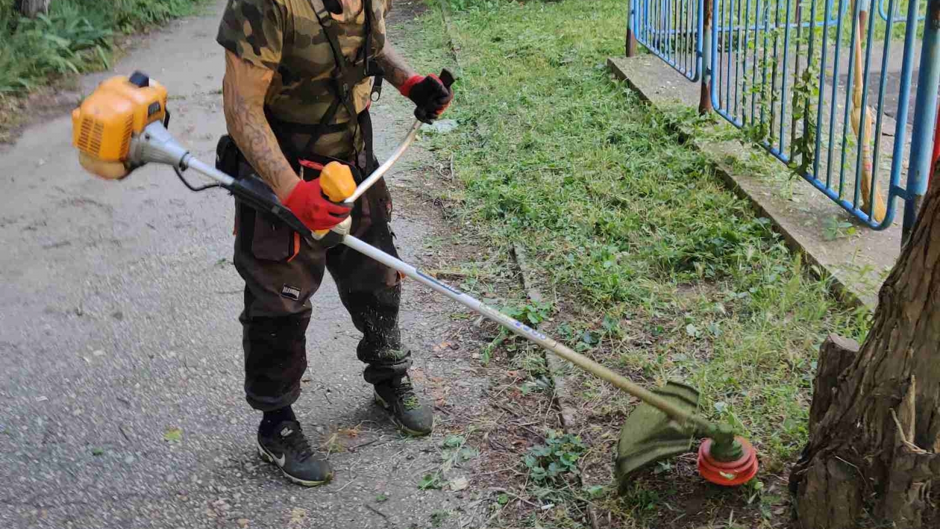 Общинските екипи продължават дейностите по косене на тревните площи в Русе