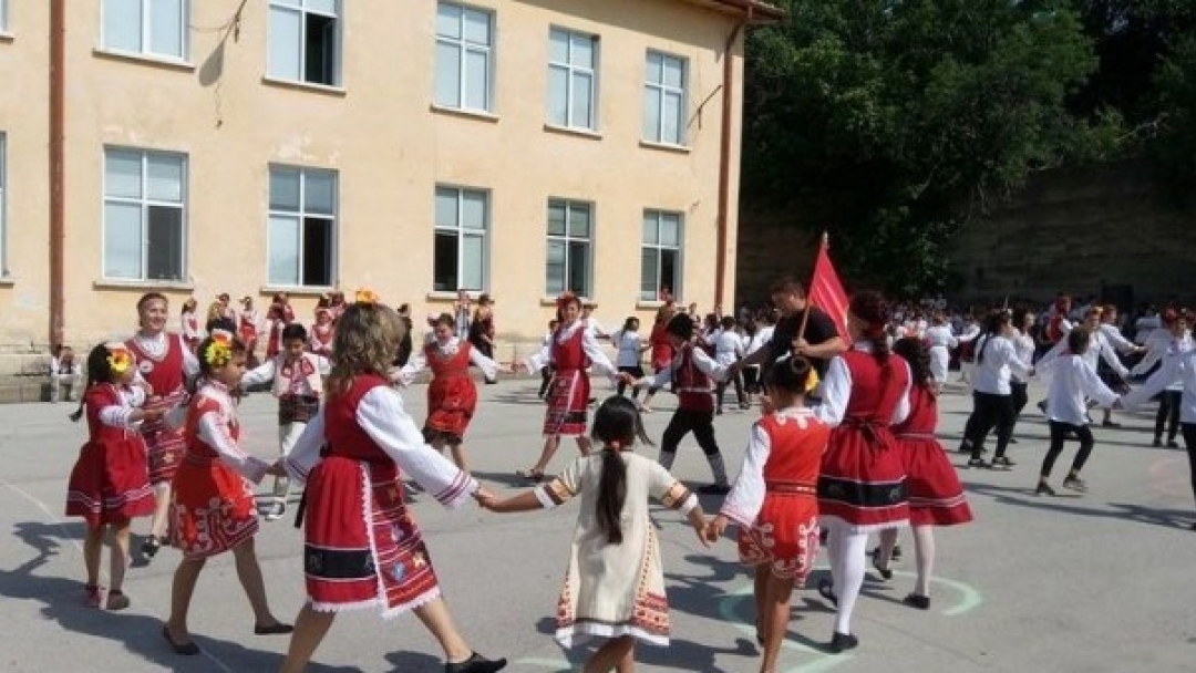 Ученическо надиграване в Бяла